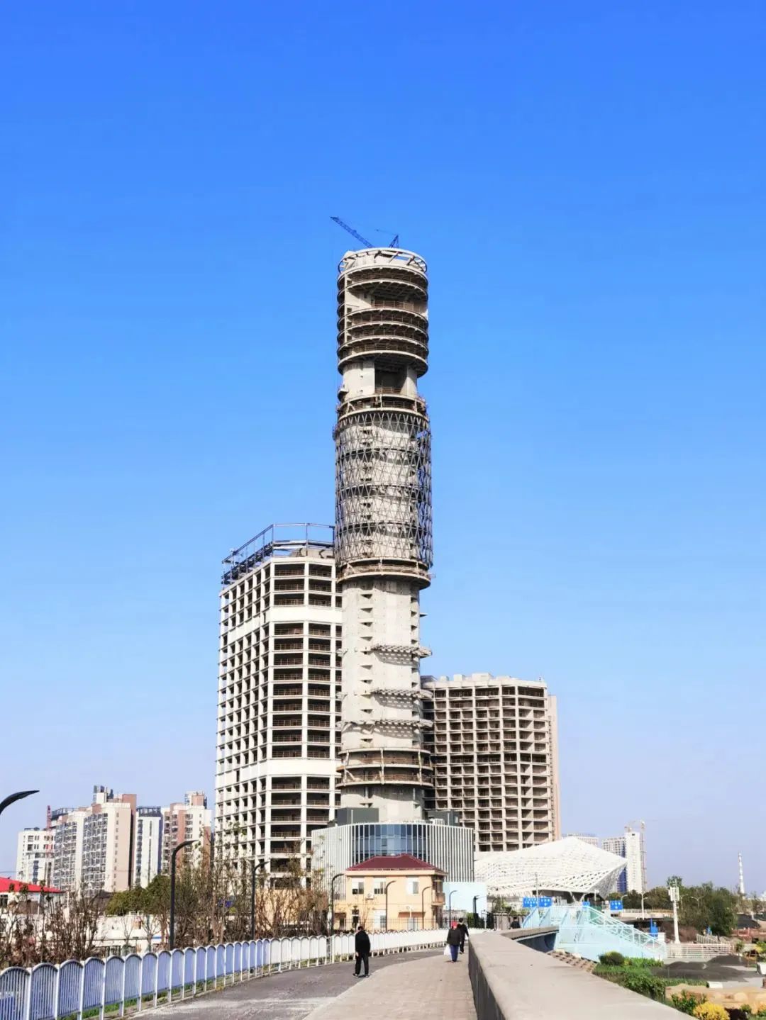 【钢结构·工程】上海长滩180米“金箍棒”观光塔的44米高钢结构整体提升(图5) 【钢结构·工程】上海长滩180米“金箍棒”观光塔的44米高钢结构整体提升(图5)