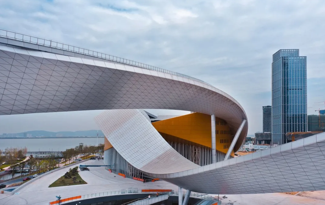 【MBE快讯】 巨型金属莫比乌斯环 凝固时空的金属建筑(图2) 【MBE快讯】 巨型金属莫比乌斯环 凝固时空的金属建筑(图2)